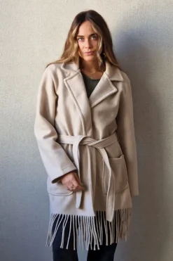 Abrigo con flecos beige