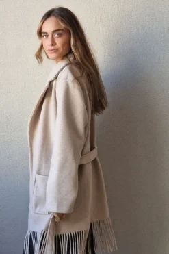 Abrigo con flecos beige