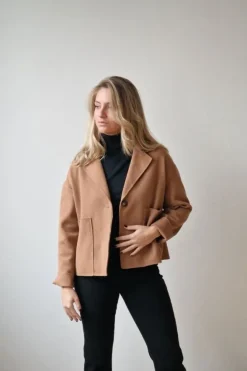 Abrigo corto tipo paño camel