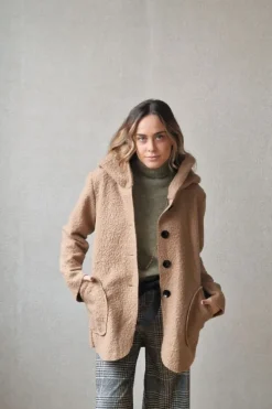 Abrigo de lana rizada con capucha camel