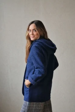 Abrigo de lana rizada con capucha azul marino