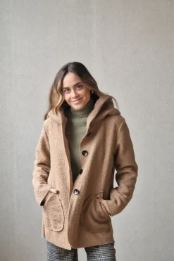 Abrigo de lana rizada con capucha camel