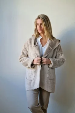 Abrigo de pelo con capucha beige