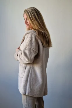 Abrigo de pelo con capucha beige
