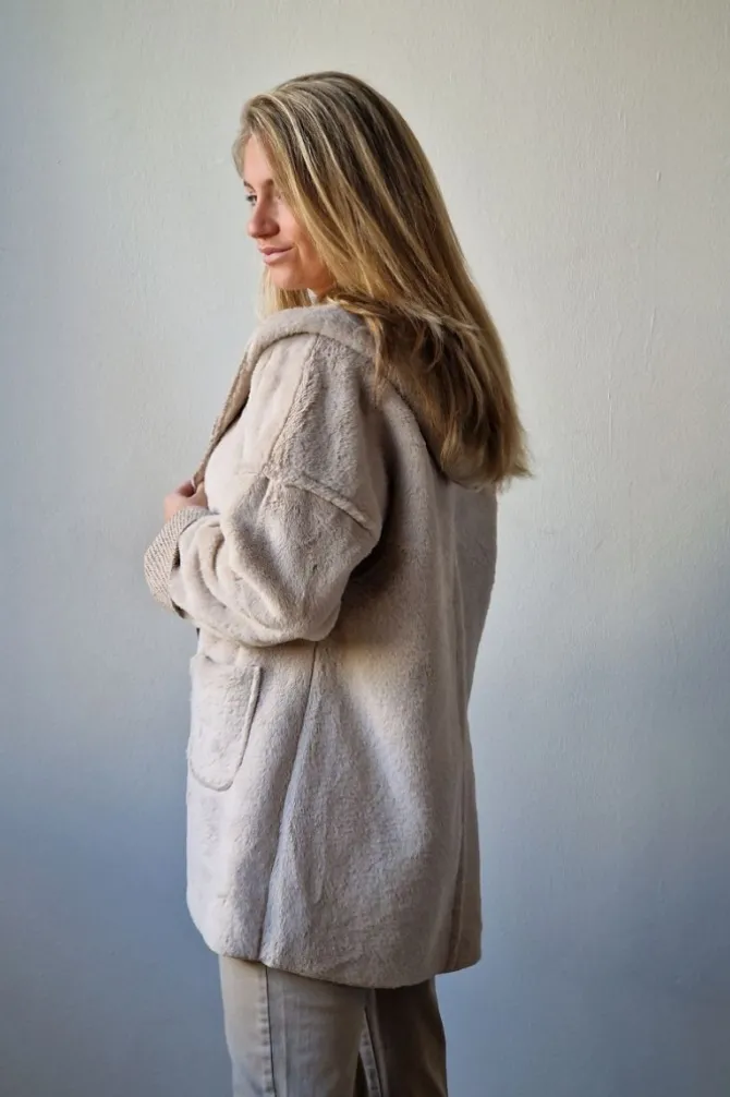 Abrigo de pelo con capucha beige