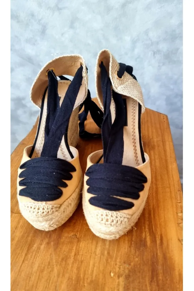 Alpargata de cuña con lazo beige y negro