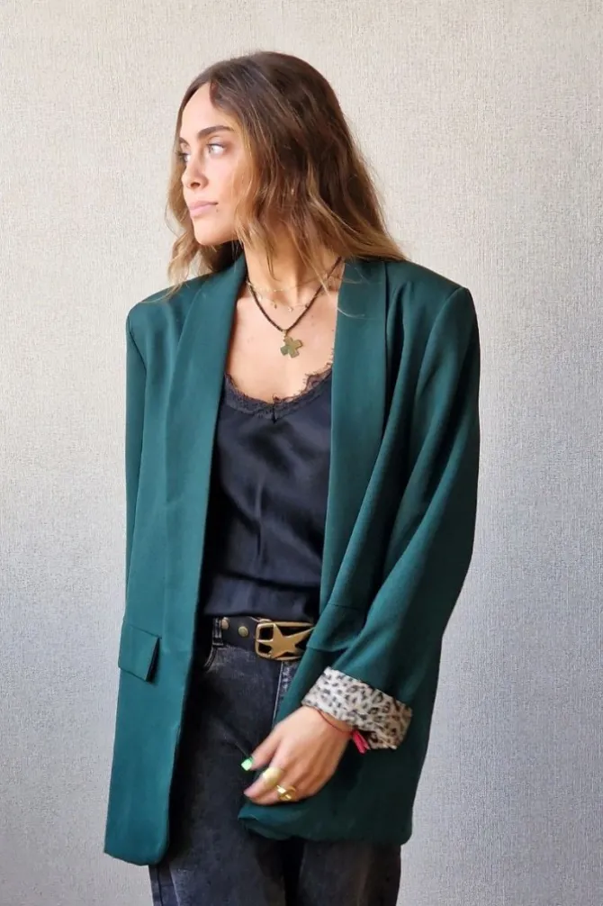 Americana con detalle animal print verde