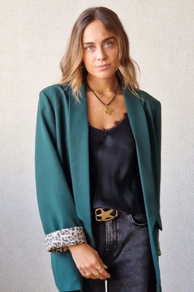Americana con detalle animal print verde