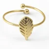 Anillo ajustable de acero dorado hoja