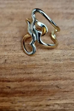 Anillo dorado de acero