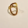 Anillo dorado de acero circulo