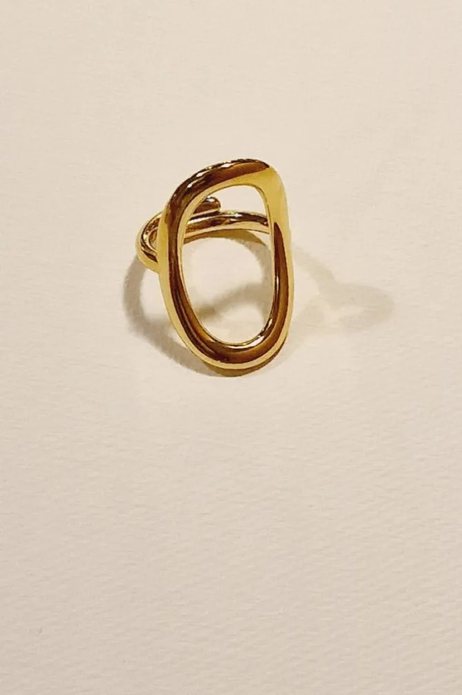 Anillo dorado de acero circulo