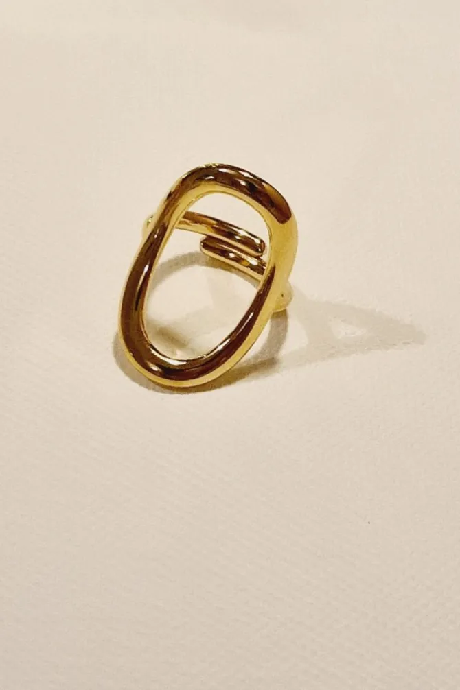 Anillo dorado de acero circulo