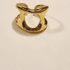 Anillo dorado de acero huecos
