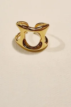 Anillo dorado de acero huecos