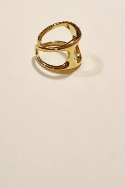 Anillo dorado de acero huecos