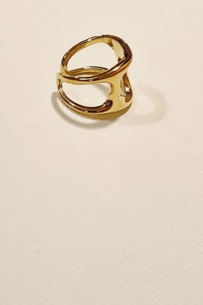 Anillo dorado de acero huecos