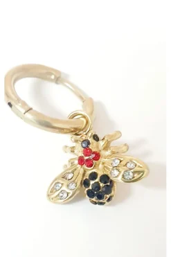 Aro dorado pequeño con mosca y piedras de colores