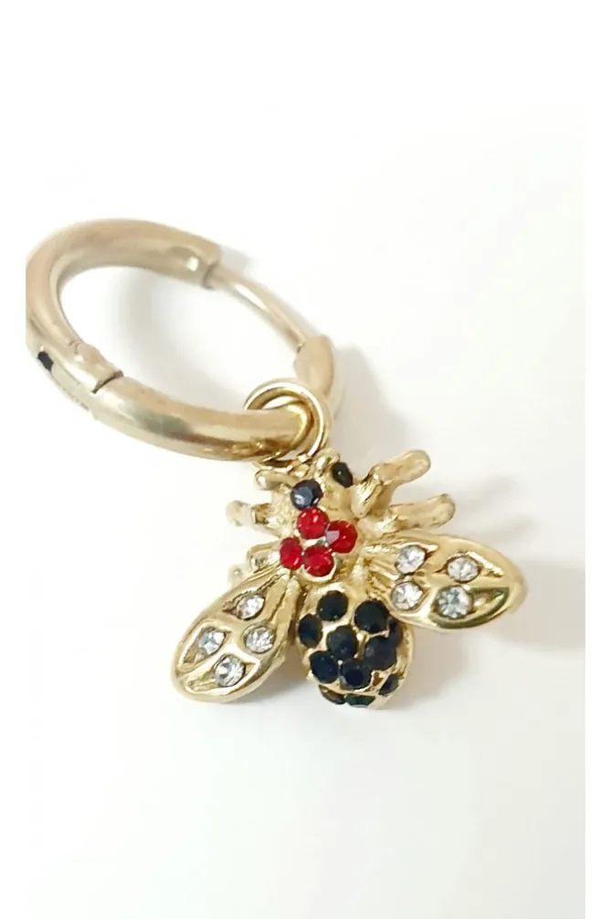 Aro dorado pequeño con mosca y piedras de colores