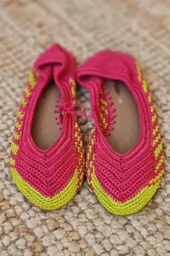 Bailarinas crochet color fucsia rematada en amarillo