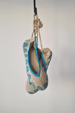 Bailarinas crochet con lazo color beige rematada en turquesa