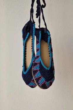 Bailarinas crochet con lazo color azul marino rematada en azul claro