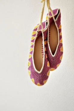 Bailarinas crochet con lazo color lila rematada en beige y mostaza