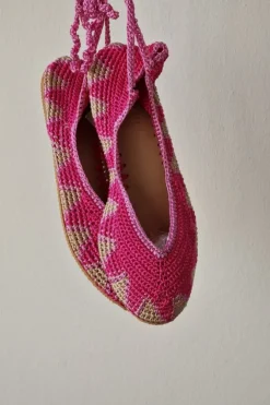 Bailarinas crochet con lazo color fucsia rematada en beige y rosa