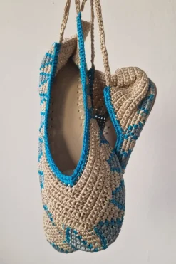 Bailarinas crochet con lazo color beige rematada en turquesa