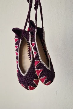 Bailarinas crochet con lazo color berenjena rematada en beige y fucsia