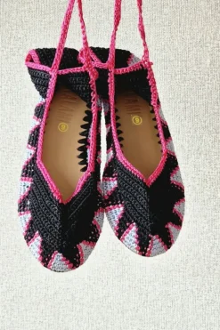 Bailarinas crochet negras con lazo fucsia