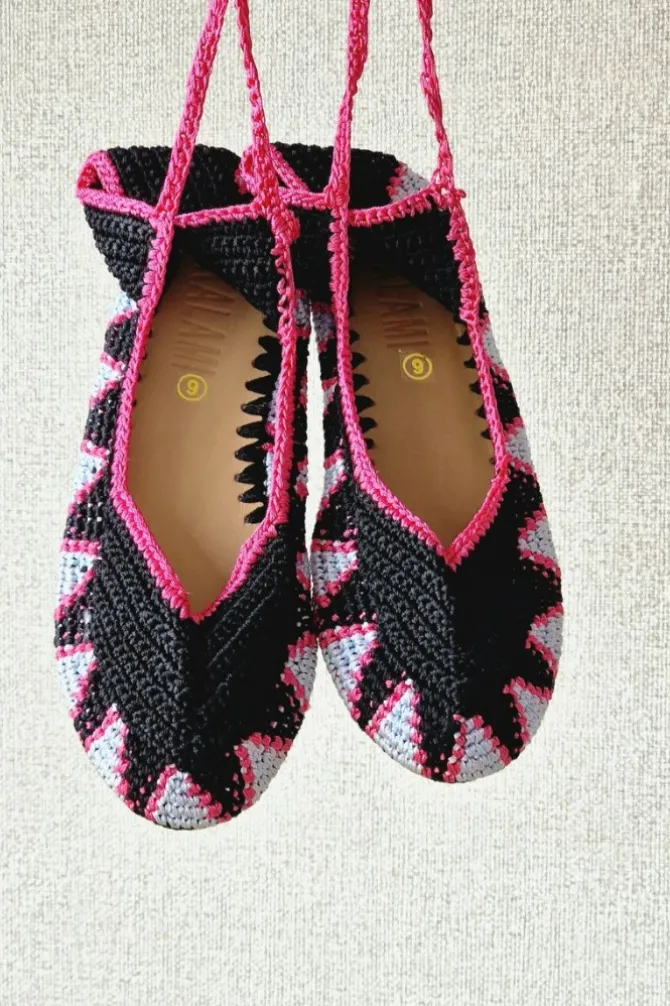 Bailarinas crochet negras con lazo fucsia