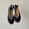 Bailarinas negras rematada en blanco de crochet con lazo