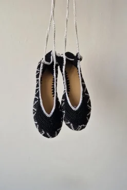 Bailarinas negras rematada en blanco de crochet con lazo