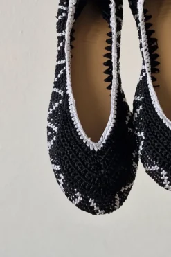 Bailarinas negras rematada en blanco de crochet con lazo