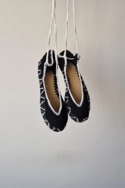 Bailarinas negras rematada en blanco de crochet con lazo