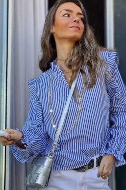 Blusa azul de rayas con volante en cuello y hombro