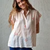 Blusa beige con bordados coral
