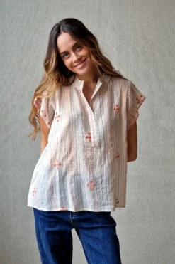 Blusa beige con bordados coral
