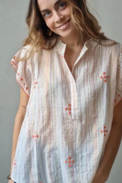 Blusa beige con bordados coral