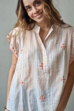 Blusa beige con bordados coral