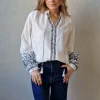 Blusa blanca boho con bordados negros