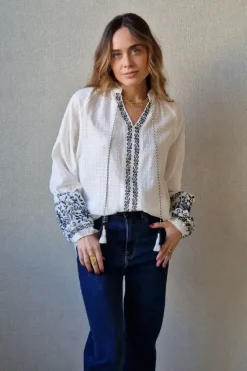 Blusa blanca boho con bordados negros
