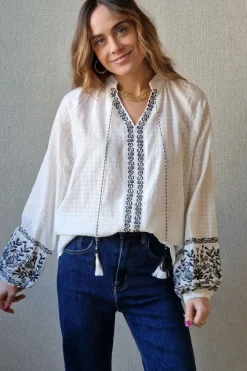 Blusa blanca boho con bordados negros
