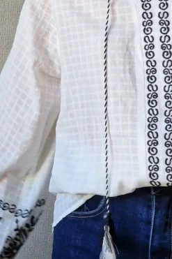 Blusa blanca boho con bordados negros