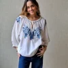 Blusa blanca con bordados azules
