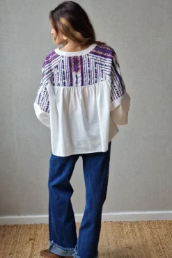 Blusa blanca con bordados y espejitos azul