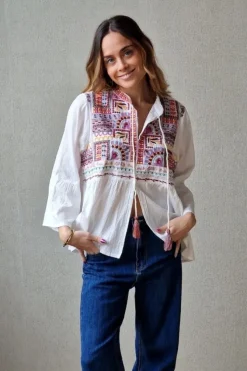 Blusa blanca con bordados colores