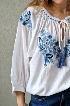 Blusa blanca con bordados azules