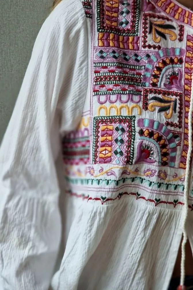 Blusa blanca con bordados colores
